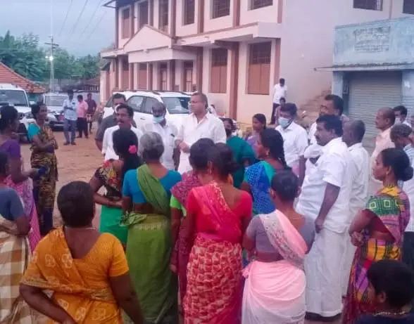 Mr Karti P Chidambaram, MP, Sivaganga, met with the public from Paadathanpatti village in Poyyavayal panchayat of Sivaganga district on 16.10.2021 and listened to their grievances.