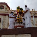 Mr Karti Chidambaram, MP, Sivaganga, while garlanding and honouring the statue of Rani Velu Nacchiyar at Aranmanai Vaasal village in Sivaganga District on 27.10.2020