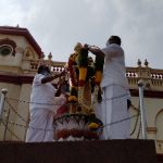 Mr Karti Chidambaram, MP, Sivaganga, while garlanding and honouring the statue of Rani Velu Nacchiyar at Aranmanai Vaasal village in Sivaganga District on 27.10.2020