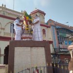 Mr Karti Chidambaram, MP, Sivaganga, while garlanding and honouring the statue of Rani Velu Nacchiyar at Aranmanai Vaasal village in Sivaganga District on 27.10.2020