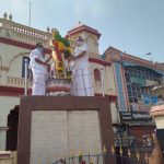 Mr Karti Chidambaram, MP, Sivaganga, while garlanding and honouring the statue of Rani Velu Nacchiyar at Aranmanai Vaasal village in Sivaganga District on 27.10.2020