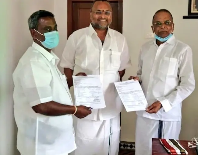 Mr Karti P Chidambaram, MP, Sivaganga, met the Congress candidates from Ilayankudi Municipality for the upcoming TN local elections and wished them on 04.02.2022