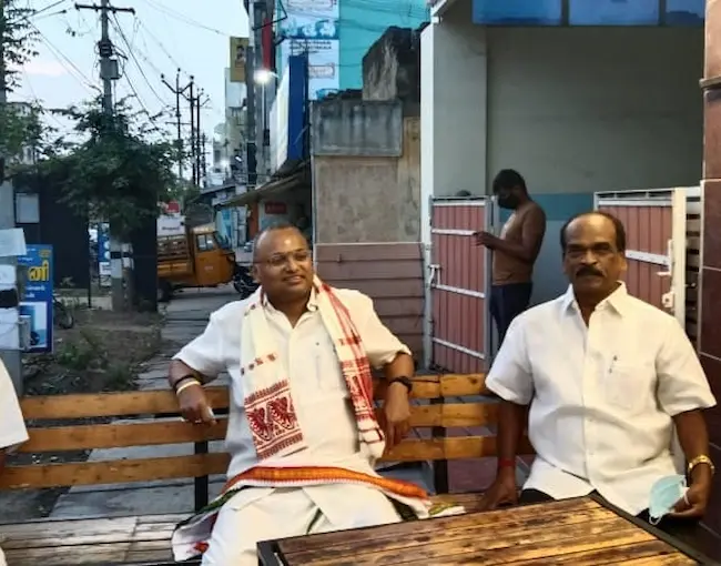 Mr Karti P Chidambaram, MP, Sivagangai, in a tea stall at Pudukottai  on 24.01.2022