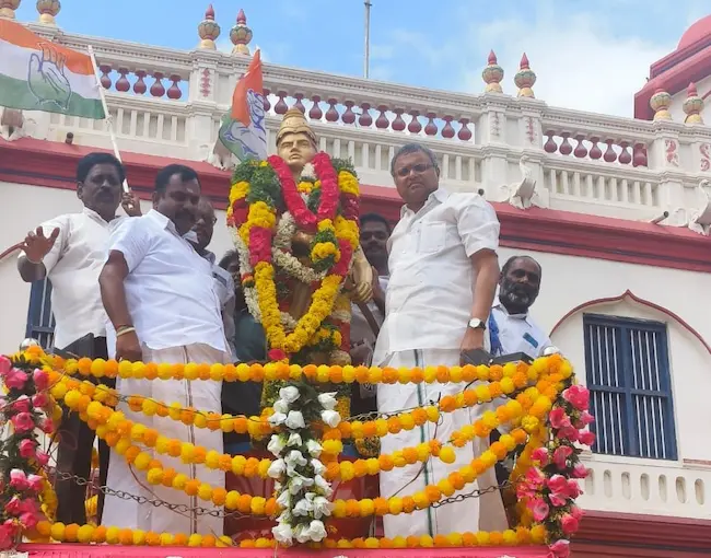 Mr Karti P Chidambaram, Member of Parliament, Sivaganga Constituency, while garlanding the statue of India's first lady freedom fighter from Sivaganga, Velu Nachiyar, on her death anniversary on 25.12.2023.